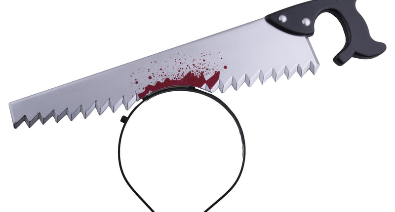 Diadeem zaag door hoofd met zilverkleurig zaagblad, rode bloedspatten en zwart handvat voor Halloween