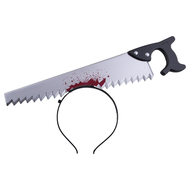Diadeem zaag door hoofd met zilverkleurig zaagblad, rode bloedspatten en zwart handvat voor Halloween