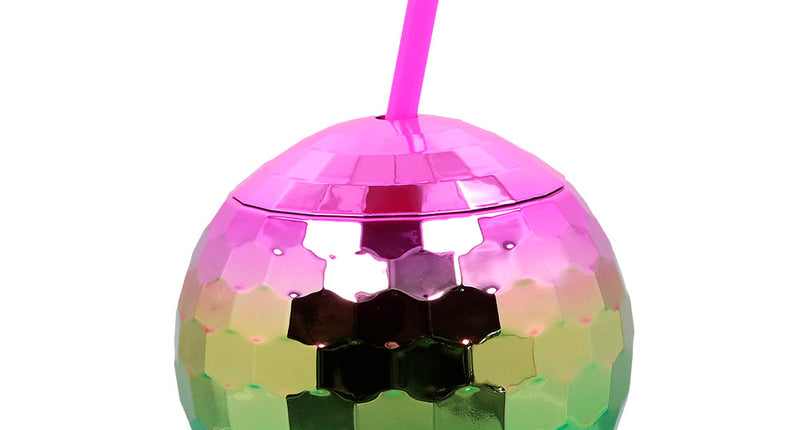 Discobal drinkbeker met rietje in regenboogkleuren, gefacetteerde bol met deksel en roze rietje voor een discofeest