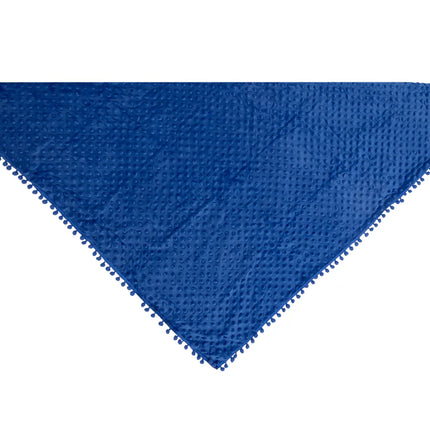Donkerblauwe driehoekige omslagdoek van polyester, pompomband langs twee zijden