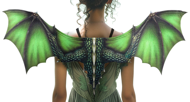 Drakenvleugels groen met schubbenprint, gedragen over de rug bij een groene jurk voor Halloween