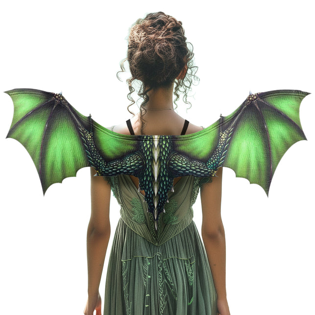Drakenvleugels groen met schubbenprint, gedragen over de rug bij een groene jurk voor Halloween