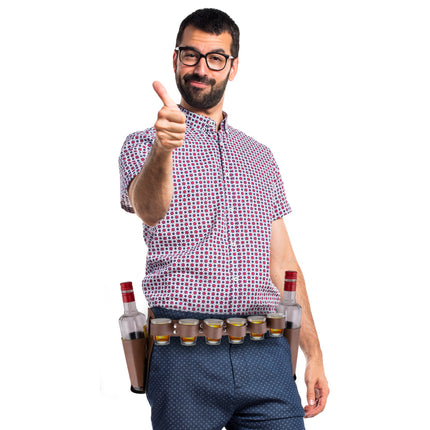 Drankgordel met 6 shotglaasjes en 2 flessen om de heup gedragen op een feest