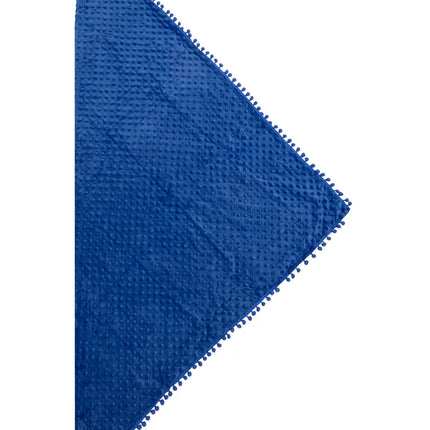 Driehoek sjaal donkerblauw met bubbelstructuur en pompomrand, uitgelegd op de punt