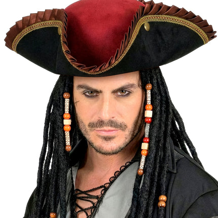 Driekantige piratenhoed gedragen bij zwarte piratenpruik met kralen op een piratenfeest