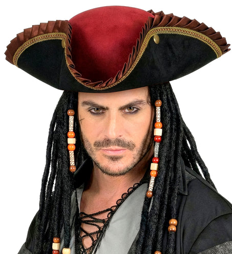 Driekantige piratenhoed gedragen bij zwarte piratenpruik met kralen op een piratenfeest