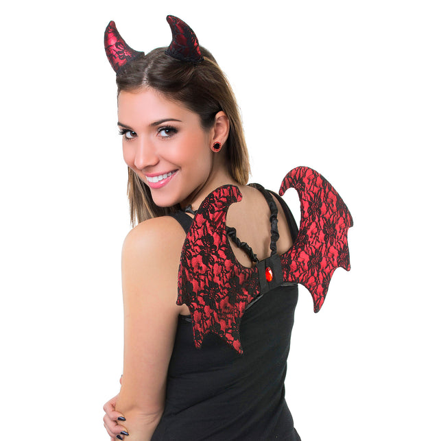 Duivel set 2dlg met rood-zwarte kanten hoorntjes en vleugels, gedragen over een zwarte top voor Halloween