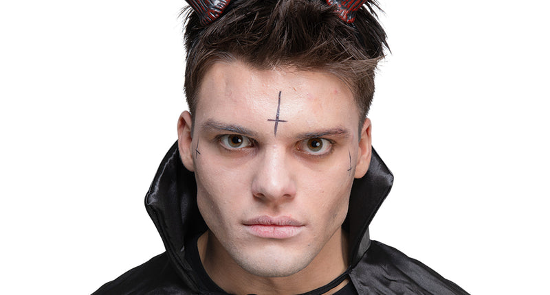 Duivelhoorn diadeem Ferluci met rood-zwarte gebogen hoorns, gedragen bij een zwarte capuchoncape op Halloween