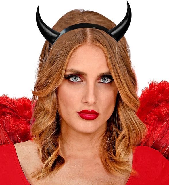 Duivelshoorntjes zwart gecombineerd met rode outfit voor een griezelfeest