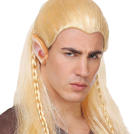 Elf oortje in detail langs blond lang haar, puntige bovenrand zichtbaar