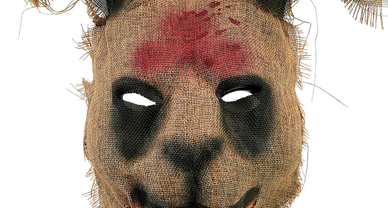 Eng konijnenmasker in jutelook met zwarte oogvlakken, rode bloedvlek en gele tanden voor Halloween