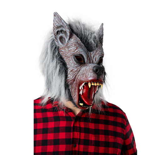 Eng weerwolf masker grijs met opengesperde muil en witte hoektanden, gedragen met ruithemd voor Halloween