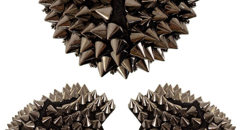 Epauletten met spikes: middenstuk en twee schouderstukken met zilverkleurige studs en hangende kettinkjes