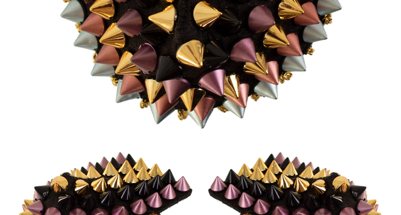 Epauletten met spikes multicolor, zwarte schouderstukken met goud, roze en zilveren studs en gouden kettinkjes