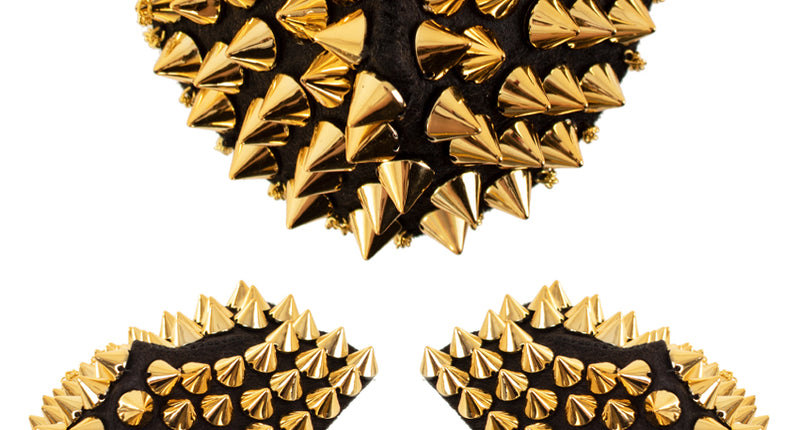 Epaulettenkapje met gouden spikes, zwarte ondergrond en franje van goudkleurige kettinkjes
