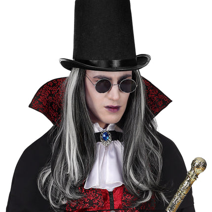 Extra hoge hoed vilt zwart bij een vampierlook met lange pruik voor Halloween