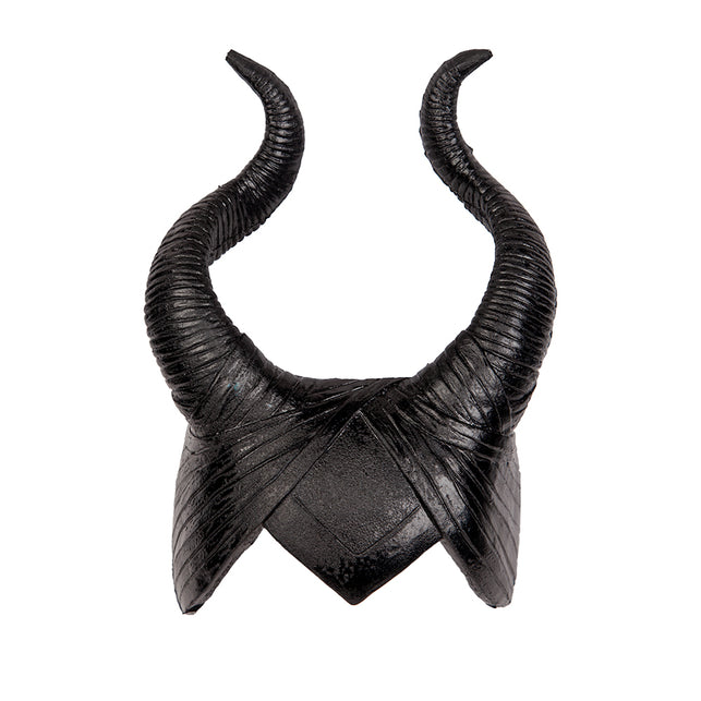 Fantasie hoorns close-up: geribbelde zwarte hoorns en gedrapeerde hoofdkap
