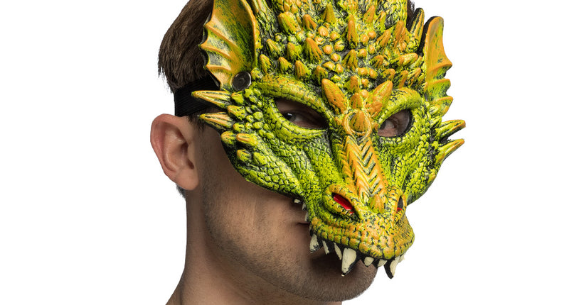 Foam halfmasker draak in groen met oranje stekels, gedragen over ogen en neus met vrije mond