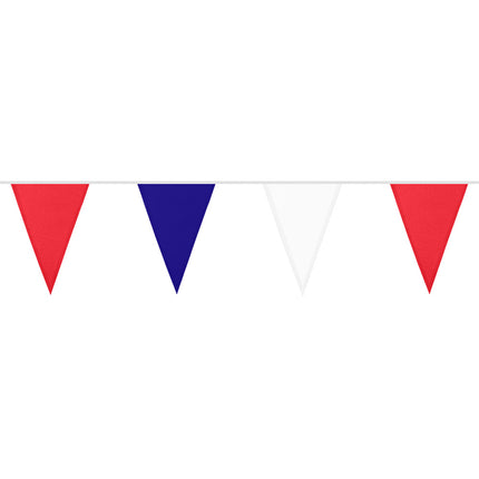 Franse vlaggetjes in rood, blauw en wit aan een witte lijn voor een Frans themafeest