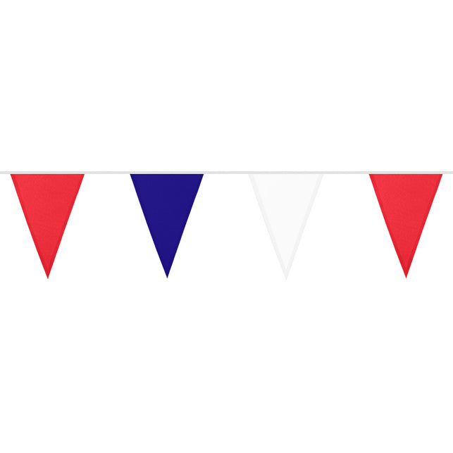 Franse vlaggetjes in rood, blauw en wit aan een witte lijn voor een Frans themafeest