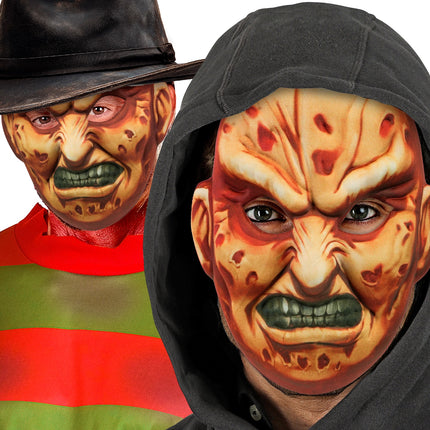 Freddy masker van stof gedragen onder zwarte capuchon en onder bruine hoed