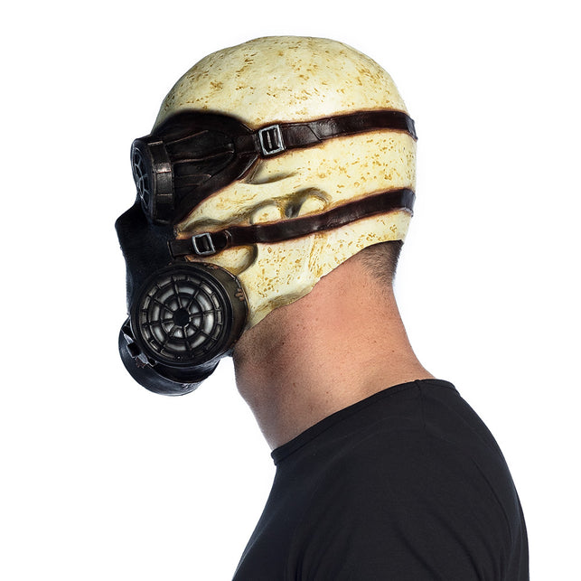 Gas skull masker zijkant met bruine gespbanden over het vergeelde schedeloppervlak
