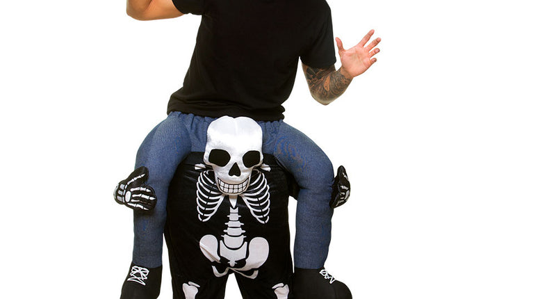 Gedragen door skeleton kostuum met zwarte pluche broek, witte skeletprint en nepbenen, gedragen bij Halloween