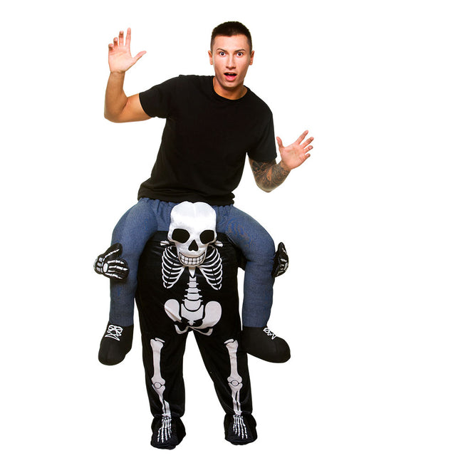Gedragen door skeleton kostuum met zwarte pluche broek, witte skeletprint en nepbenen, gedragen bij Halloween