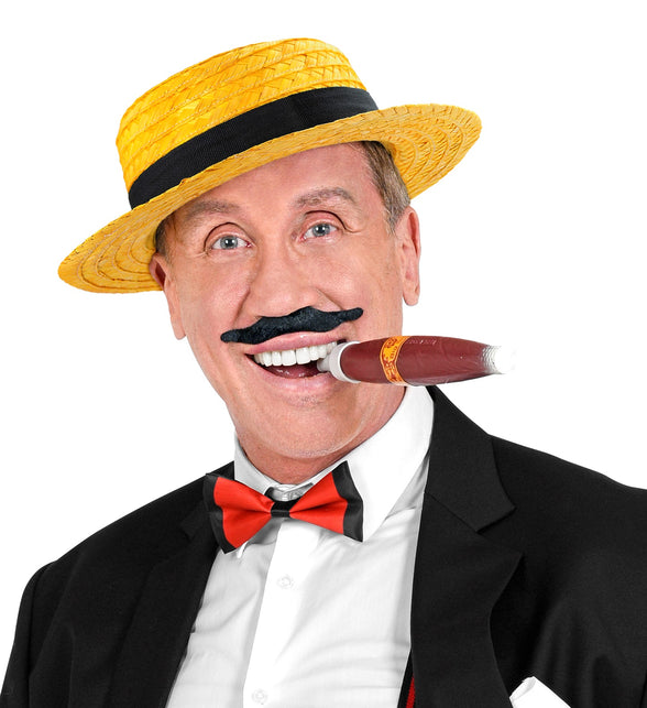 Gele chevalier hoed met zwarte band bij herenlook met zwarte snor en vlinderdas