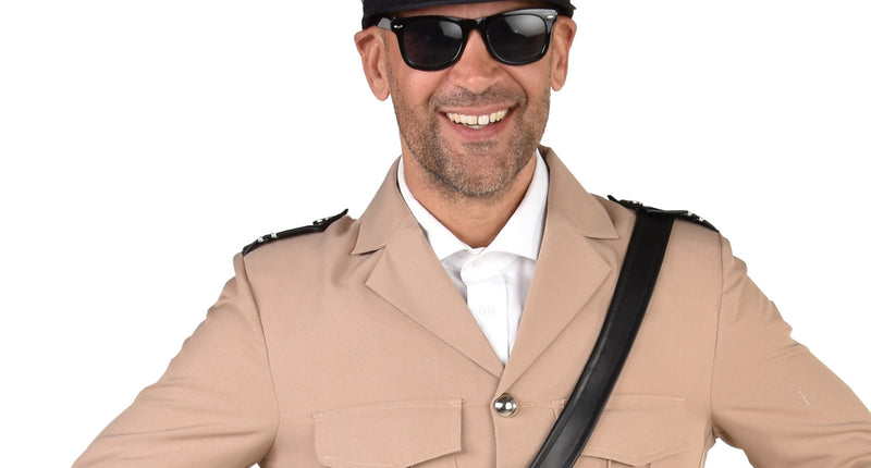 Gendarme pet zwart met zilveren biezen en knoop op het front, gedragen op een themafeest
