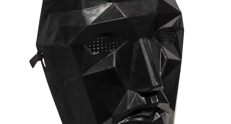 Gezichtsmasker leider in zwart kunststof met geometrische facetten, schuin vooraanzicht