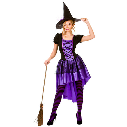 Glamoureuze heks met paars-zwarte jurk, vetersluiting en zwarte punthoed voor Halloween