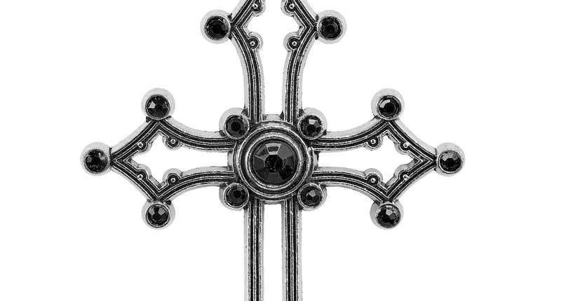 Gothic kruis ketting met zilverkleurige hanger en zwarte facetsteentjes, vooraanzicht