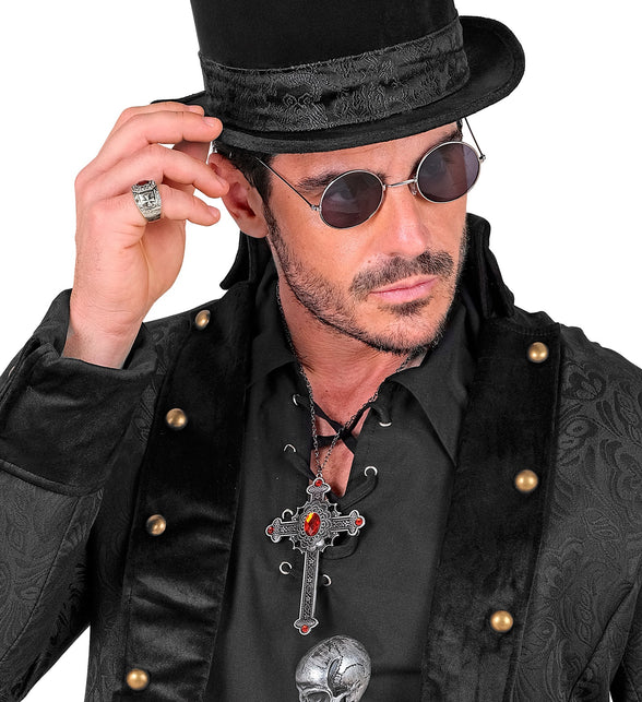 Gothic kruisketting bij zwart hemd, hoge hoed en rond brilletje voor Halloween
