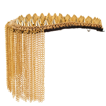 Gouden epaulet van dichtbij met puntige spikes, schakelband en lange kettinkjes