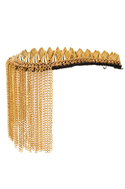 Gouden epaulet van dichtbij met puntige spikes, schakelband en lange kettinkjes
