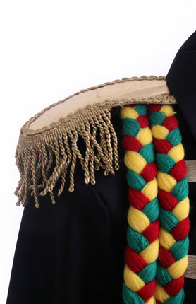 Gouden epaulet met hangende franje en klittenband op de schouder van een donkere uniformjas