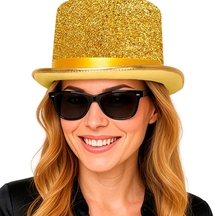 Goudkleurige glitterhoed met hoge rechte bol, gedragen door een vrouw op een themafeest