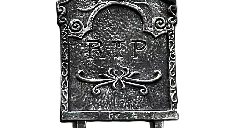 Grafsteen RIP in zwart en grijs met doodskop, rozen en twee steekpennen voor Halloween