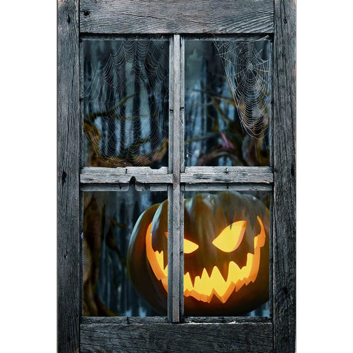 Griezelige raamdeco met oplichtende pompoenkop en spinnenwebben achter een verweerd grijs kozijn voor Halloween