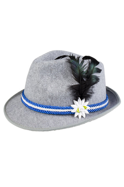 Grijze tirolerhoed met blauw-wit gedraaid koord, zwarte veer en witte edelweissbloem aan de zijkant