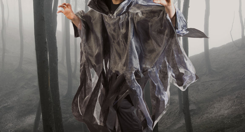Grijze Zombie cape met capuchon en gerafelde slierten, gedragen in nevelig bos voor Halloween