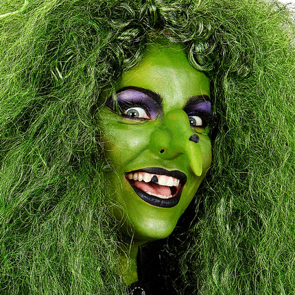 Groen geschminkte heksenlook met groene pruik, zwarte lippen en spitse neus