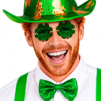 Groen paillettenstrikje op wit hemd bij heren voor St. Patrick's Day