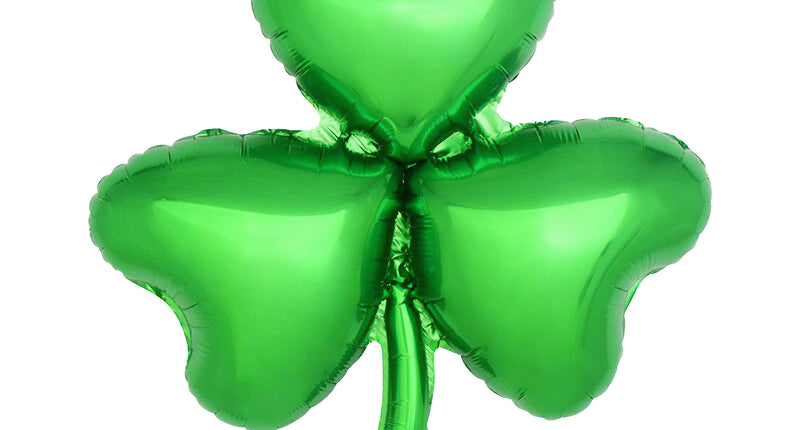 Groene folieballon klavertje met drie hartvormige blaadjes, lange steel en rood vulventiel
