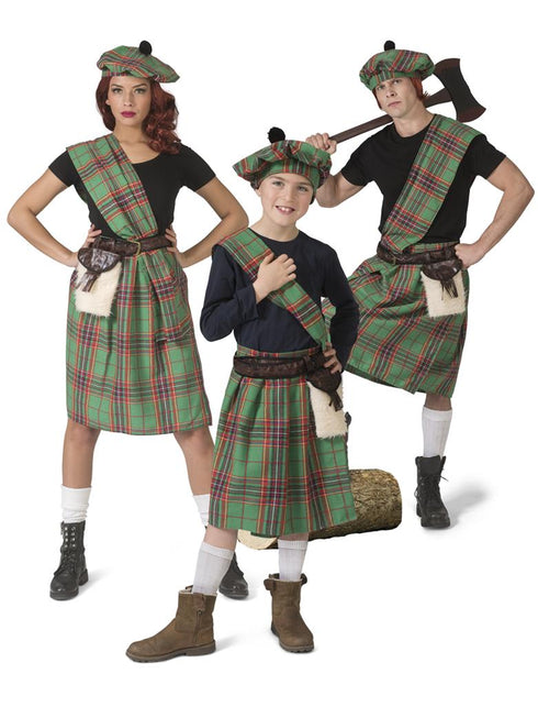 Groene Schotse kilt kinderen naast dezelfde ruitlook voor volwassenen, als gezin tijdens carnaval