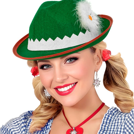 Groene tiroler hoed met bloem gedragen door dame bij geruite blouse op een bierfeest