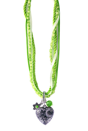 Groene tirolerketting met meerdere koorden, kralensnoeren en zilverkleurige hartbedel voor Oktoberfest