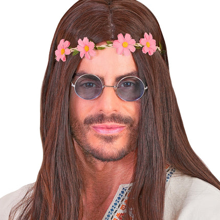 Haarband bloemen roze bij lang bruin haar en ronde zonnebril, jaren 60 hippiestijl