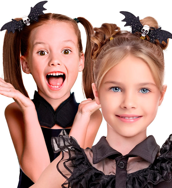 Haarclip vleermuis gedragen in staartjes bij een Halloweenoutfit voor meisjes